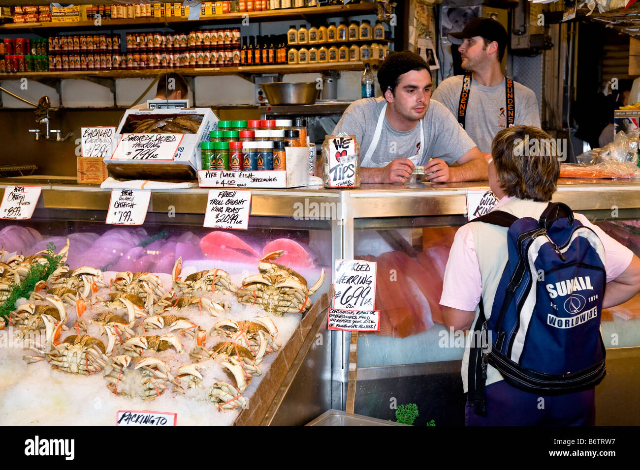 Frau eine Krabbe beim Fischhändler kaufen. Pike Place Market Downtown Seattle, Washington, USA Stockfoto