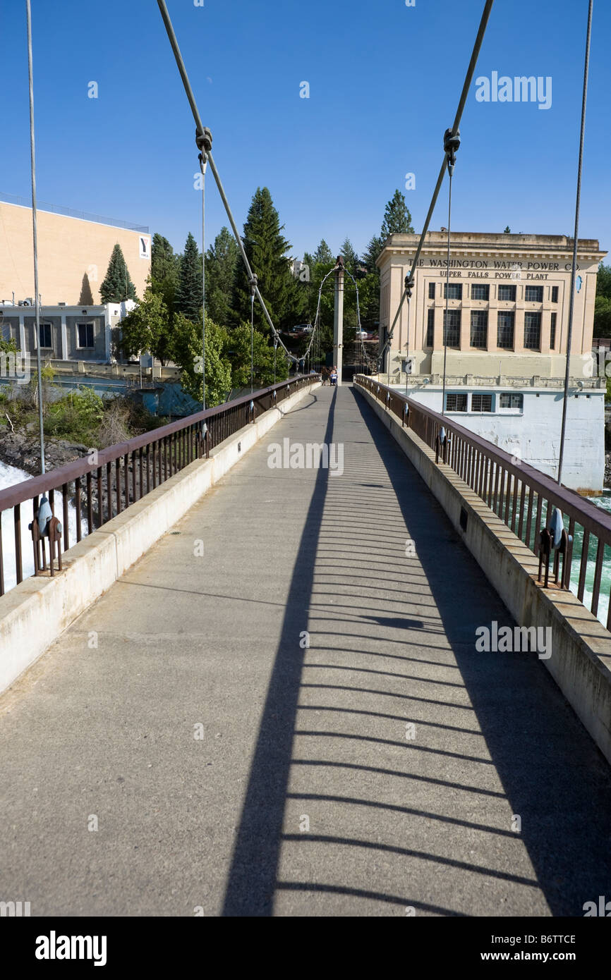 Fussgängerbrücke über Spokane Falls mit Blick auf den Strom-Erzeugungsanlage, Spokane, Washington, USA Stockfoto