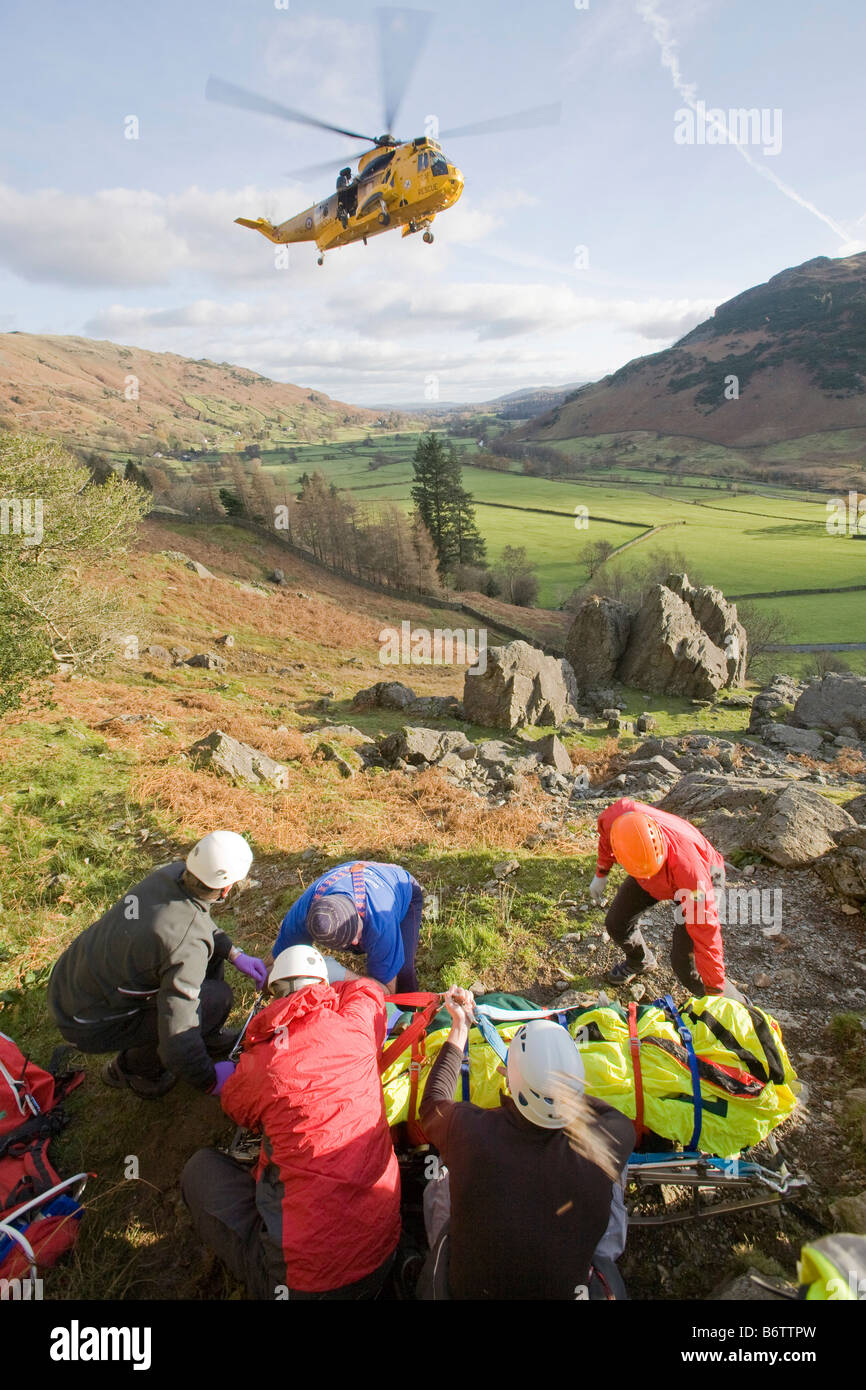 Ein RAF Sea King Hubschrauber besucht eine Bergrettung im Langdale im Lake District-Königreich Stockfoto