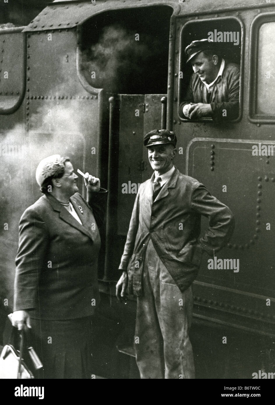 BESSIE BRADDOCK Arbeits-Wartungstafel für Liverpool Austausch in einen Zug nach London im Jahre 1955 Stockfoto