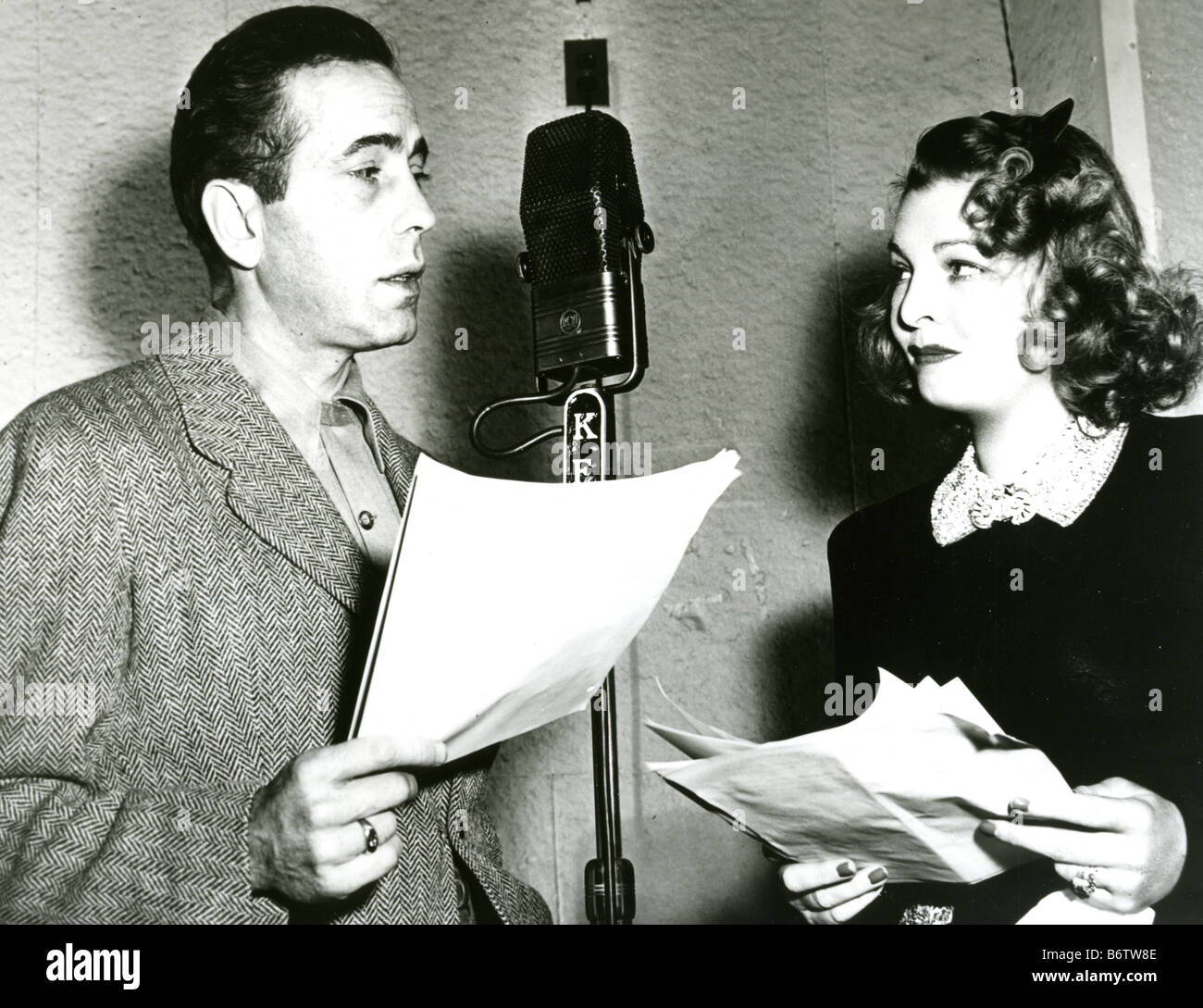 HUMPHREY BOGART mit seiner dritten Frau Mayo Methot Aufnahme ein Hörspiel Stockfoto