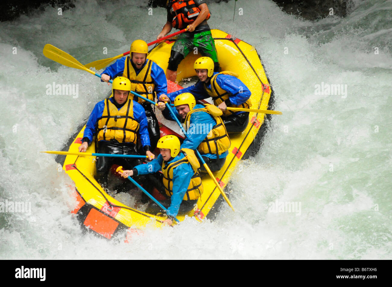 Rafting-Team absteigend Stromschnellen. Stockfoto