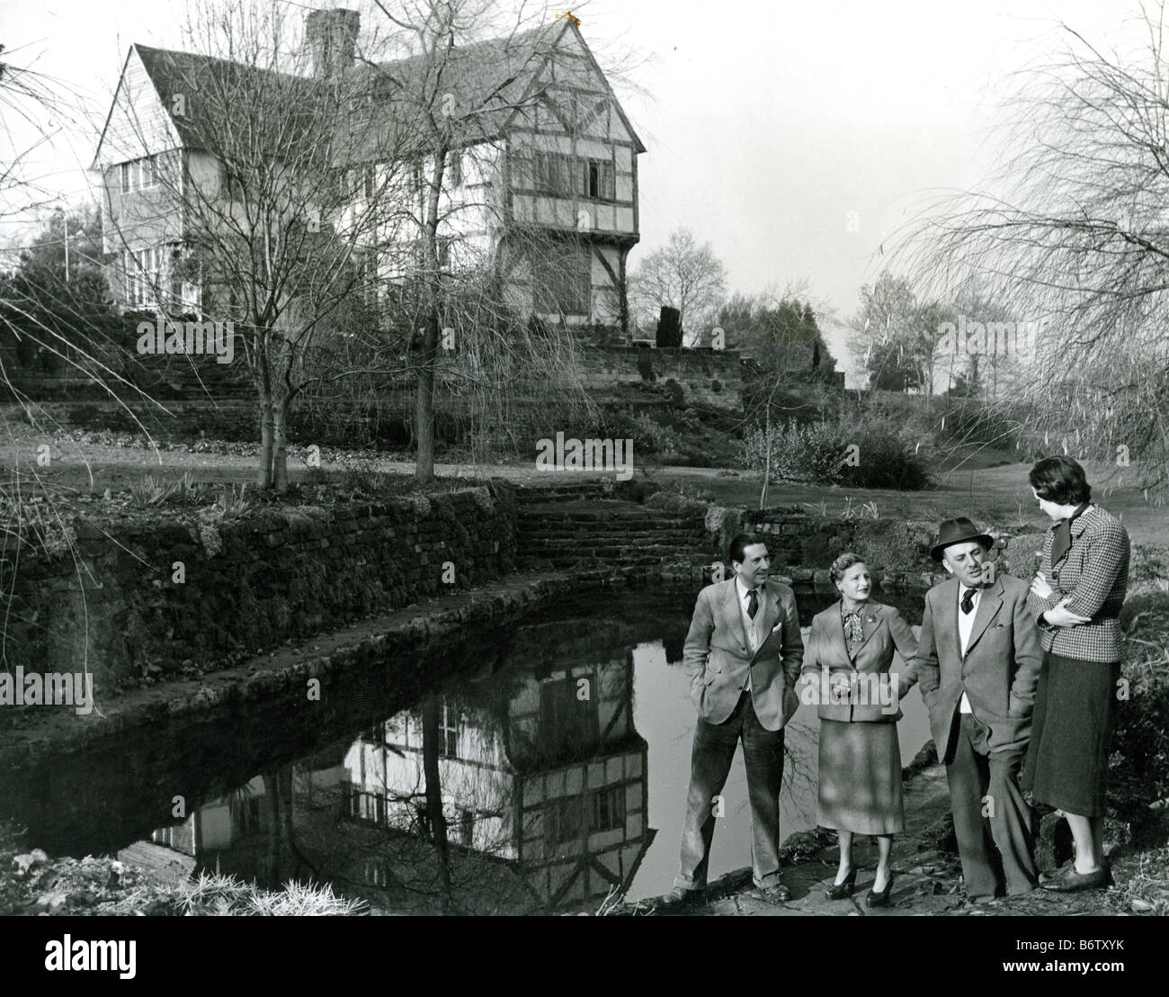 MICHAEL BALCON englischen Filmproduzenten und Frau mit Drehbuchautor Alfred Shaughnessy Frau Jean Lodge - siehe Beschreibung unten Stockfoto