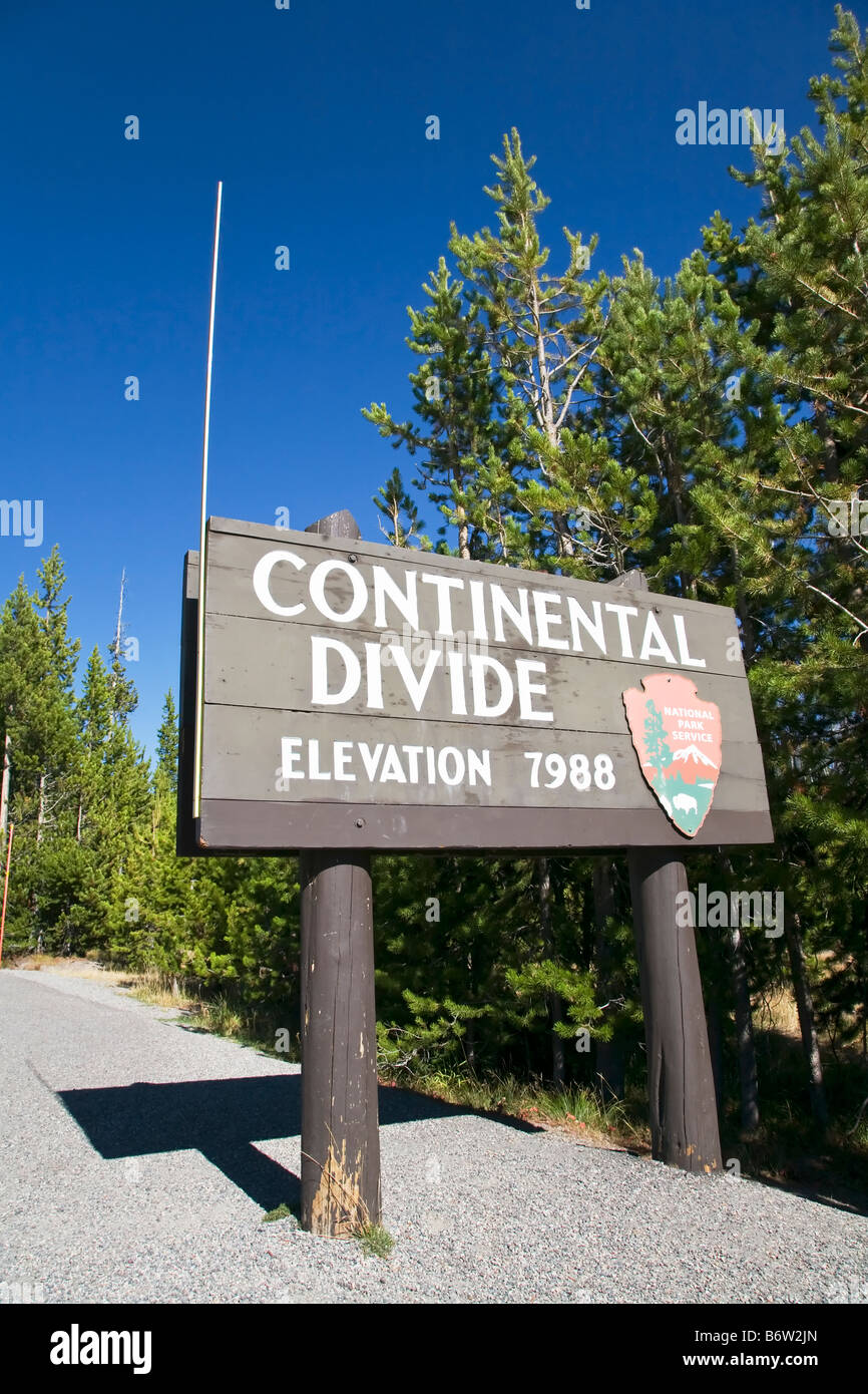 Das Zeichen für die kontinentale Wasserscheide im Yellowstone-Nationalpark Stockfoto