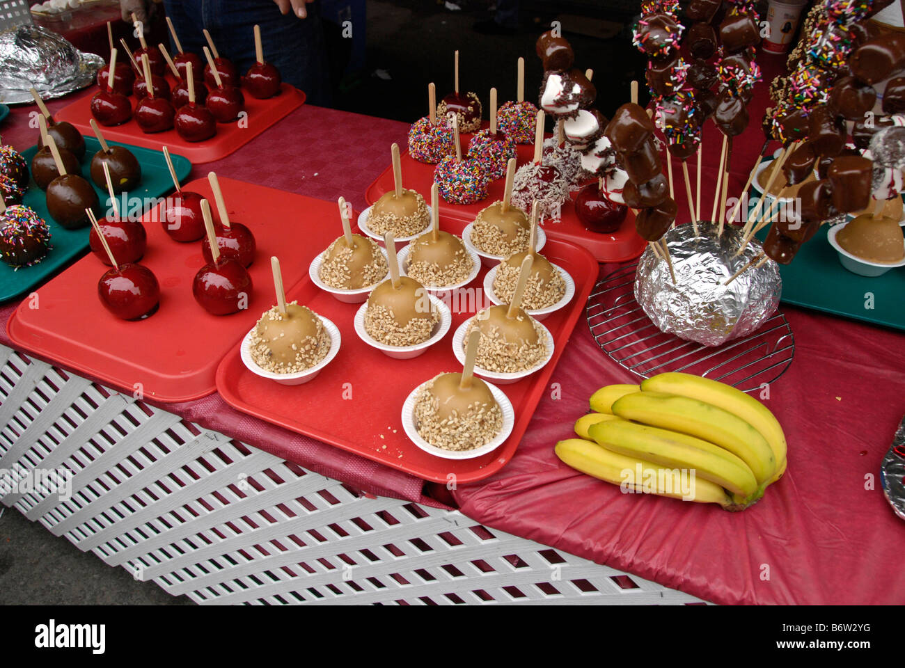 ein helles Display der Liebesäpfel & Schokolade gedeckte Marshmallow auf New York 9. Ninth Avenue International Food festival Stockfoto