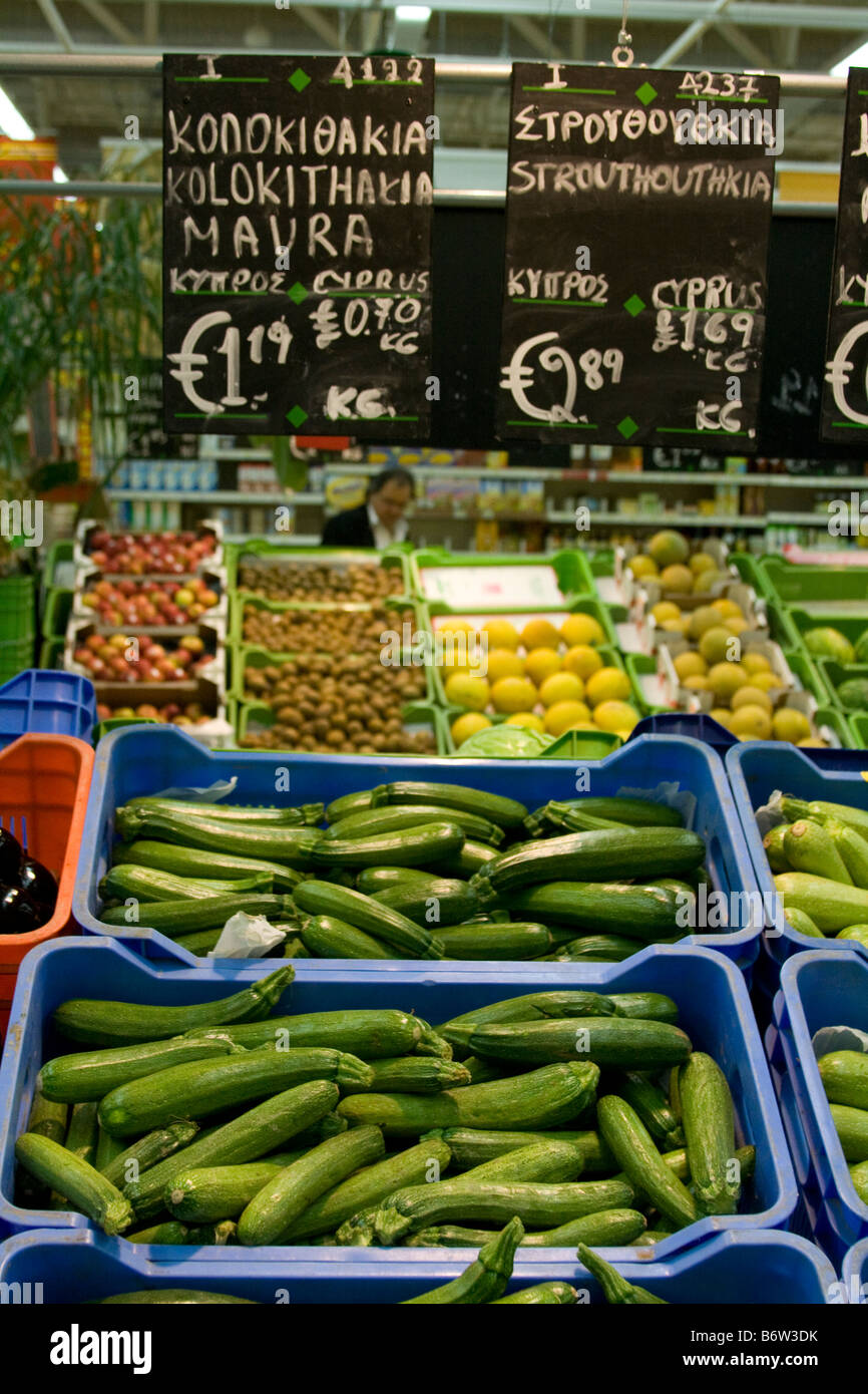 Ausländischen Supermärkten  Euro Preise von Obst und Gemüse in Zypern Supermarket Fresh Lebensmittel produzieren Seitenschiff EU Europa. Stockfoto