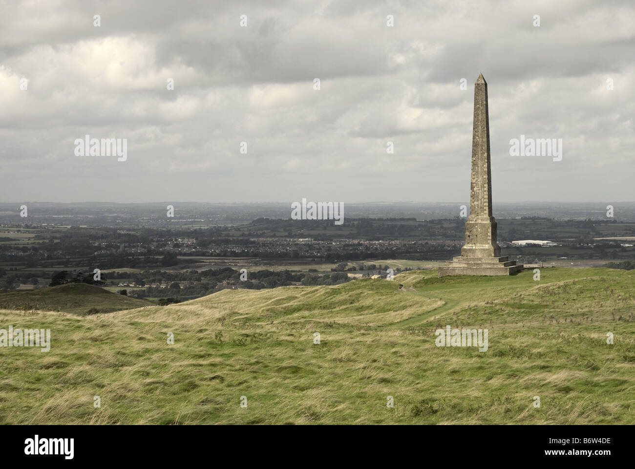 Lansdowne Monument am Cherhill nahe den Marlborough Downs in Wiltshire an einem bewölkten Tag. Stockfoto