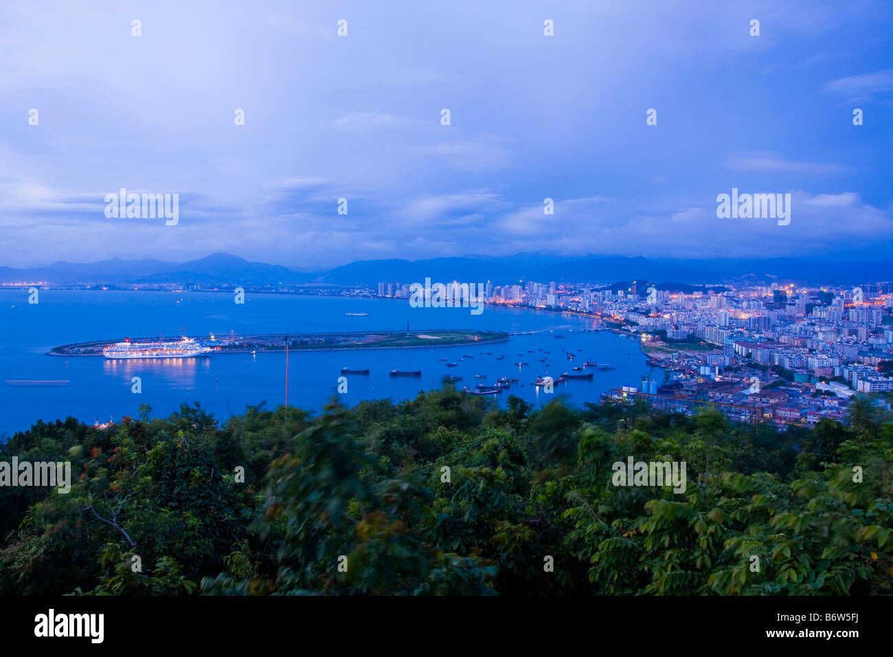 Städtisches Motiv, beleuchtet, Himmel, Sanya, Hainan, China Stockfoto