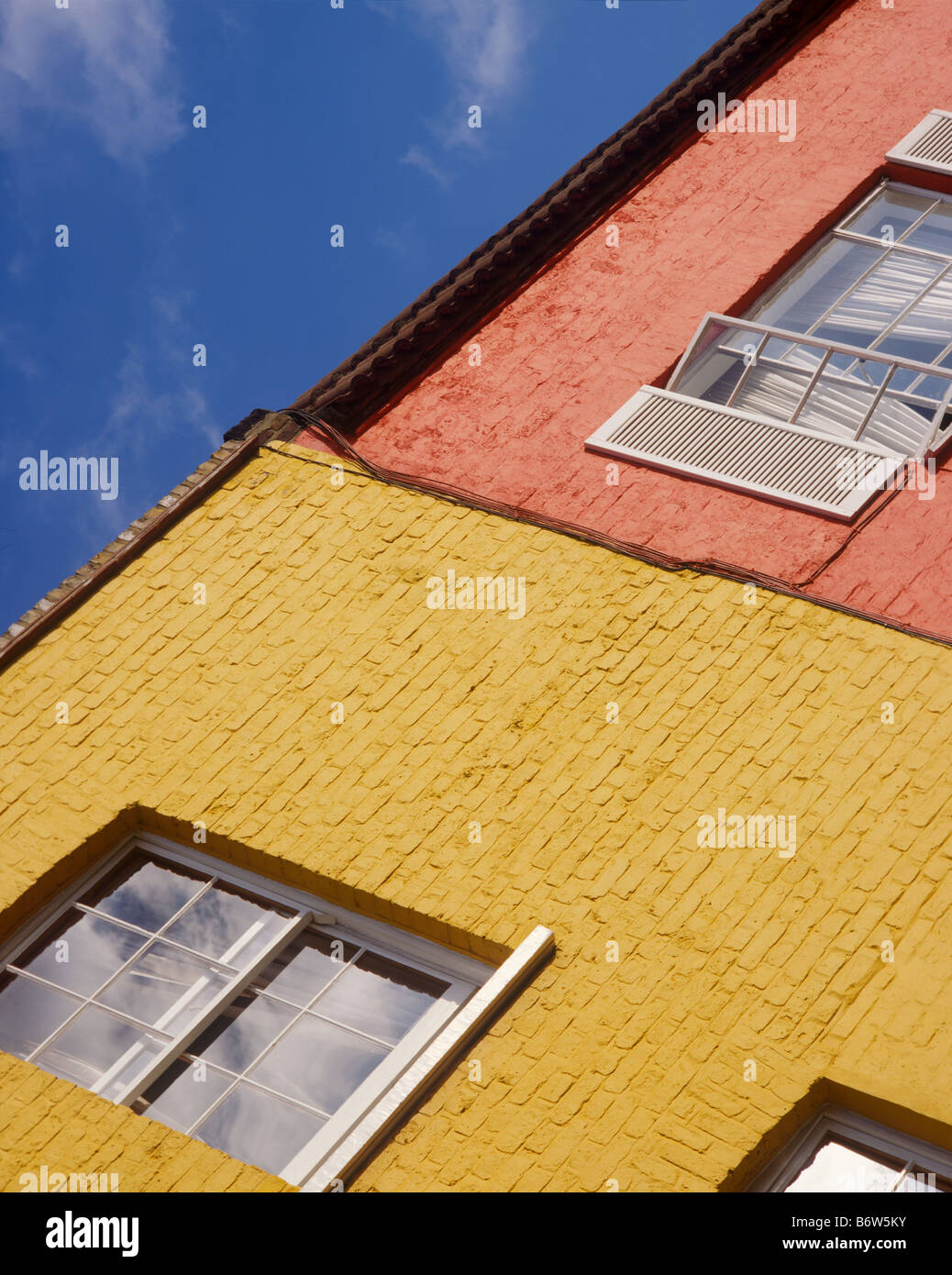 Bunte London unterkunft detail Übersicht benachbarte Eigenschaften in Gelb und Rot in der Hitze des Sommers mit Windows öffnen Stockfoto