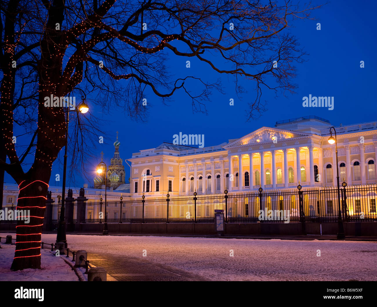 Deko-Licht-design die Stämme der Bäume LED Girlanden. Dem staatlichen russischen Museum, Sankt Petersburg, Russland. Stockfoto