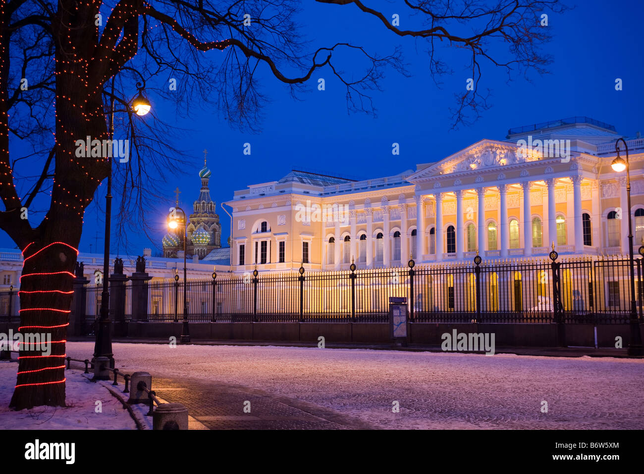 Deko-Licht-design die Stämme der Bäume LED Girlanden. Dem staatlichen russischen Museum, Sankt Petersburg, Russland. Stockfoto