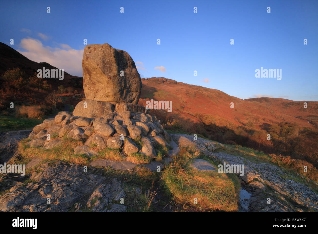 Bruces Stein mit Blick auf Loch Trool in Galloway Forest Park, Dumfries and Galloway, Schottland Stockfoto