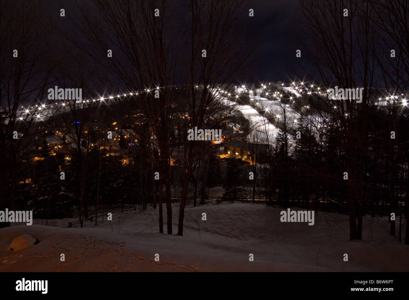 Nachtansicht von einem Dorf zwischen Skihänge Stockfoto