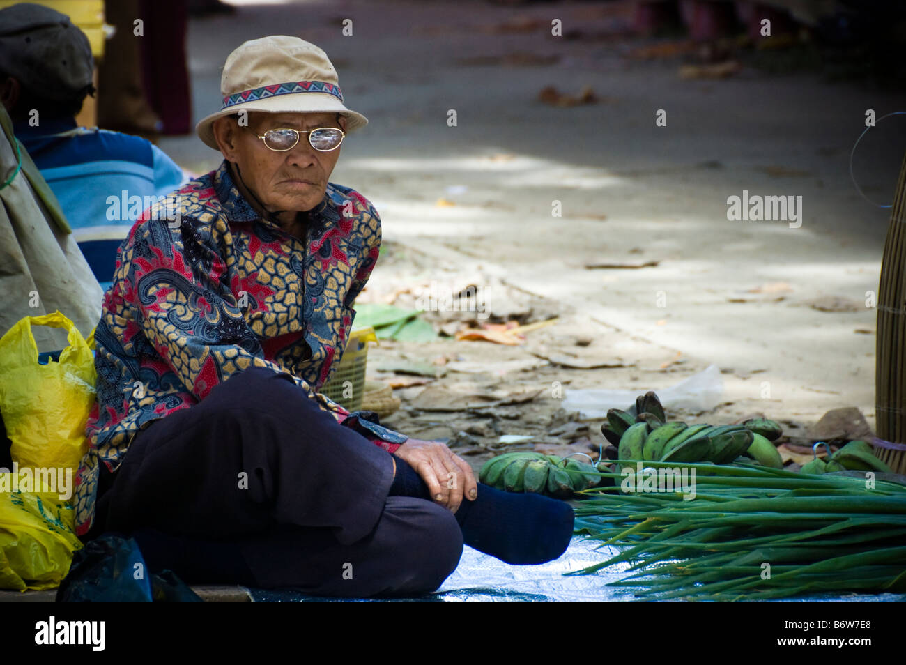 Alter Mann, sitzend mit produzieren in Kota Belud Markt Stockfoto