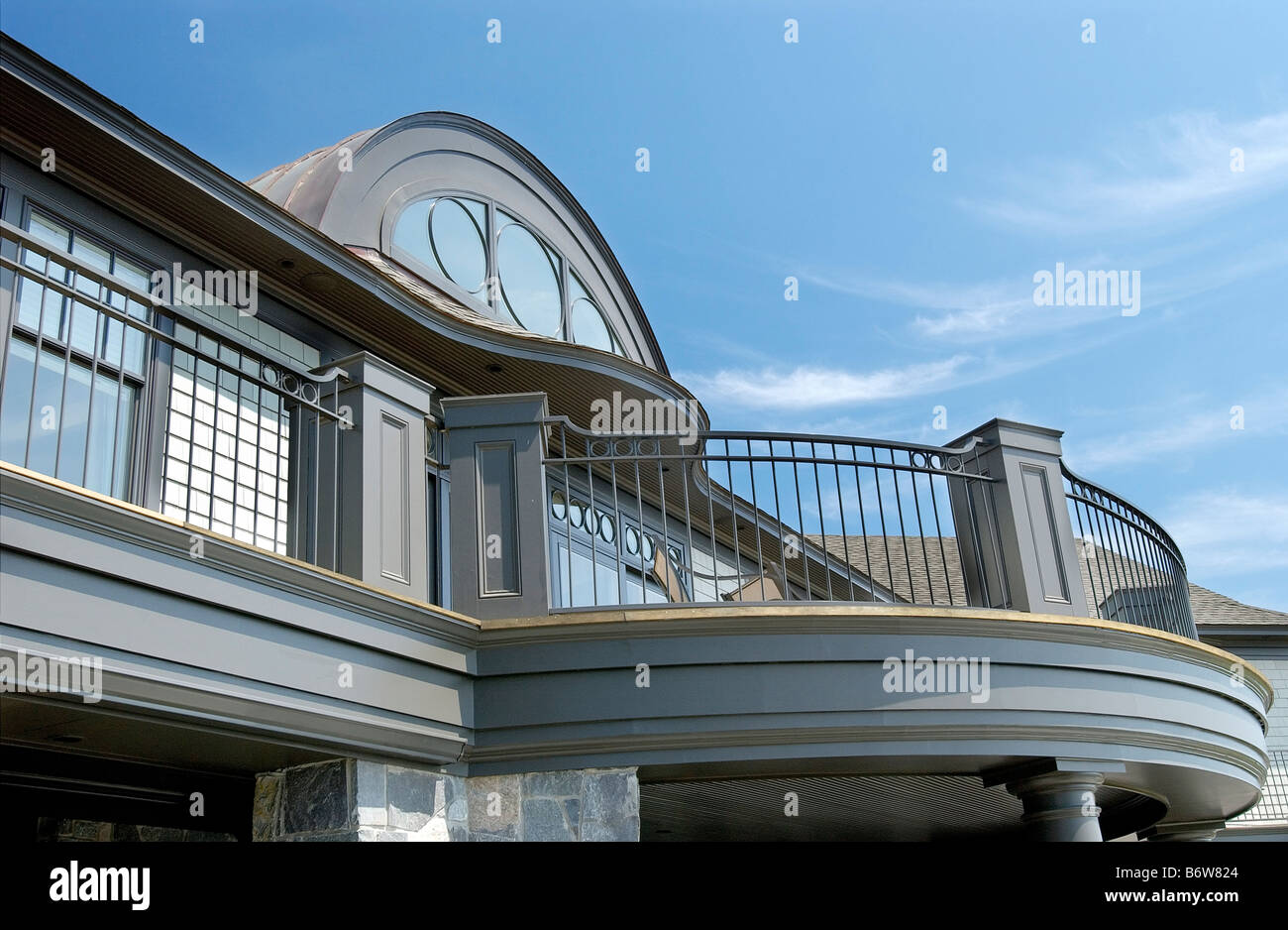 Äußere Hauses mit runden oberen Fenster und Balkon Stockfoto