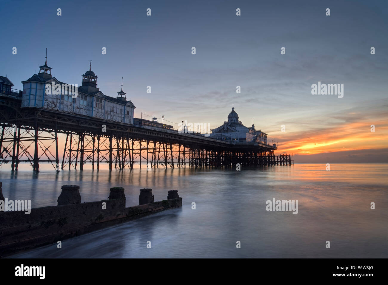 Eastbourne viktorianischen Pier fotografiert während einer Winter-Sonnenaufgang von der Strandpromenade Stockfoto