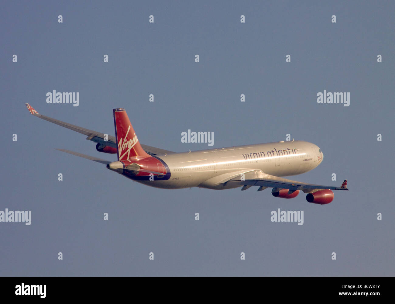 Virgin Atlantic Airbus A340 313 X kurz nach dem Start vom Flughafen London Heathrow Stockfoto