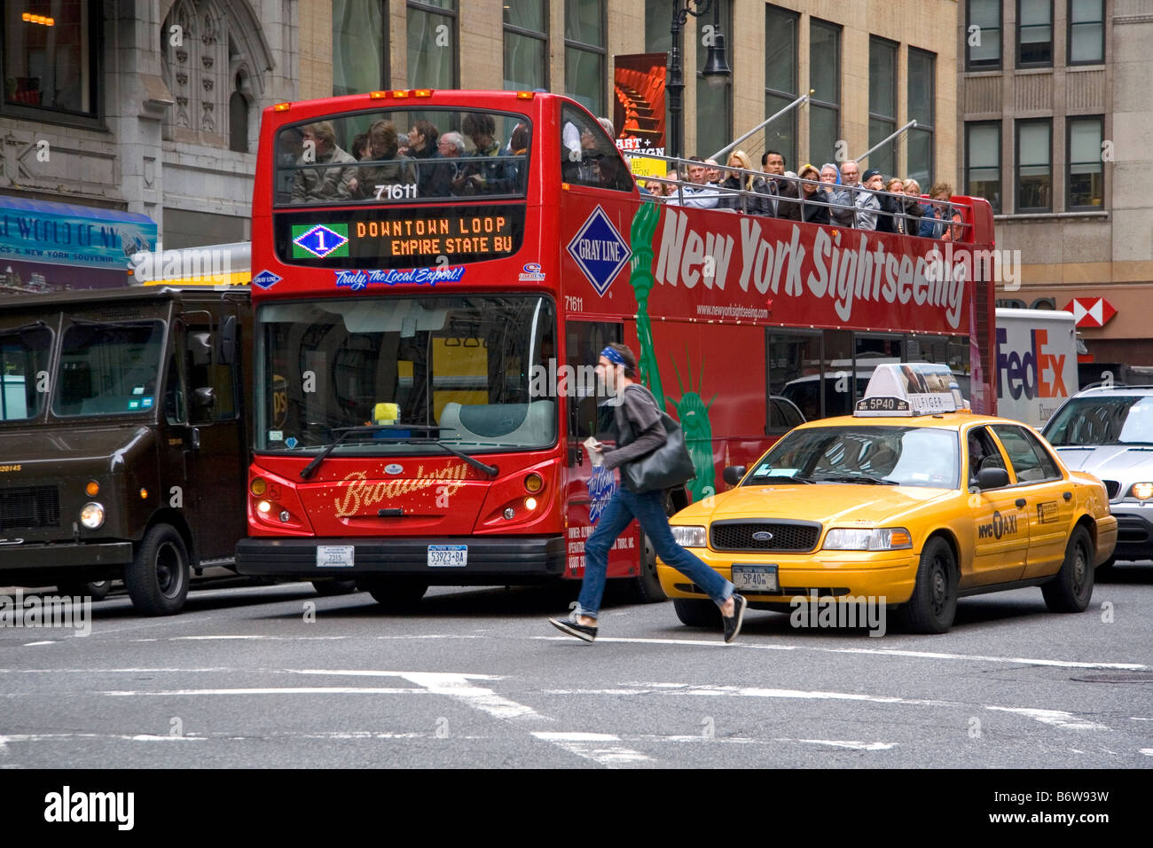 Touristen fahren auf eine Doppeldecker-Bus-Stadtrundfahrt in Manhattan New York City New York USA Stockfoto