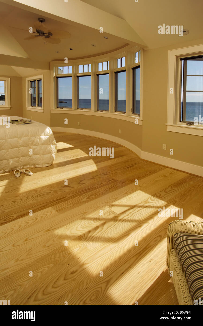 Master-Schlafzimmer mit Blick auf das Meer und weißer Eiche Parkettböden Stockfoto