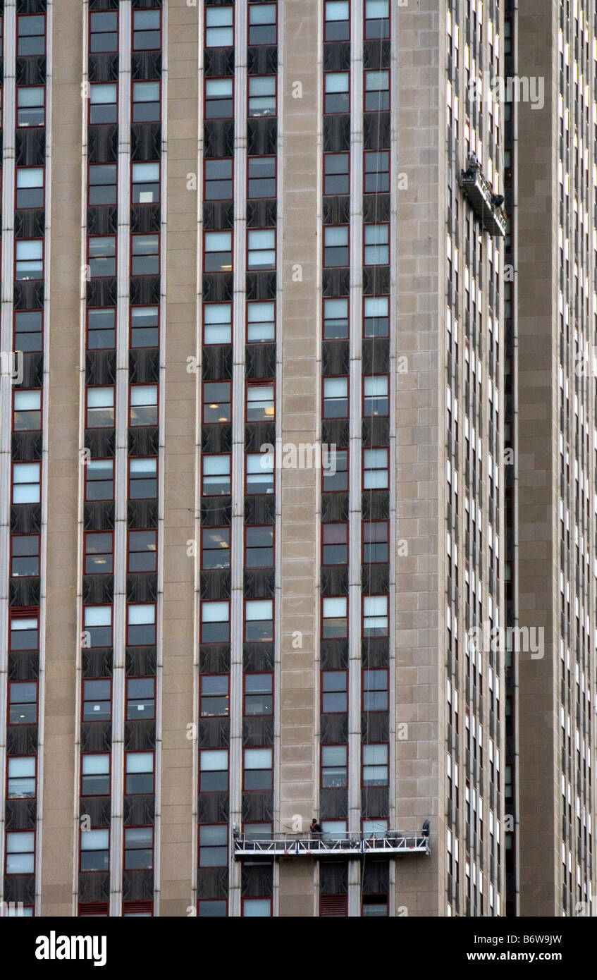 Fenster-Scheiben auf einer Plattform Reinigen der Fenster auf dem Empire State Building in Manhattan New York City New York USA Stockfoto