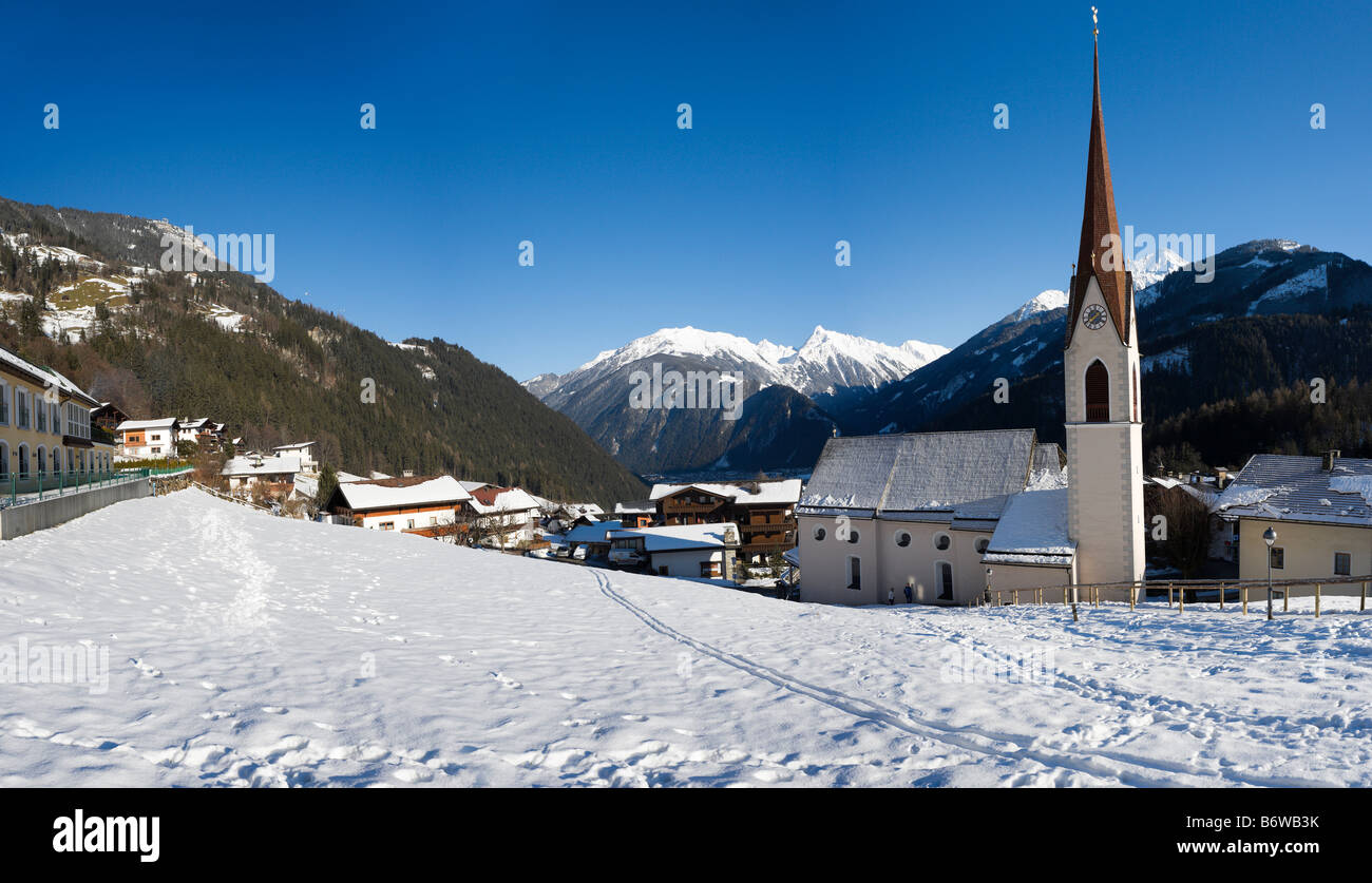 Blick über Finkenberg Blick in Mayrhofen, Zillertal (Zillertal), Tirol, Österreich Stockfoto