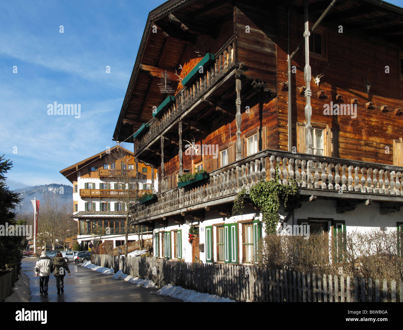 Typische Tiroler Häuser im Dorf Achenkirch, Lake Achensee, Tirol, Österreich Stockfoto