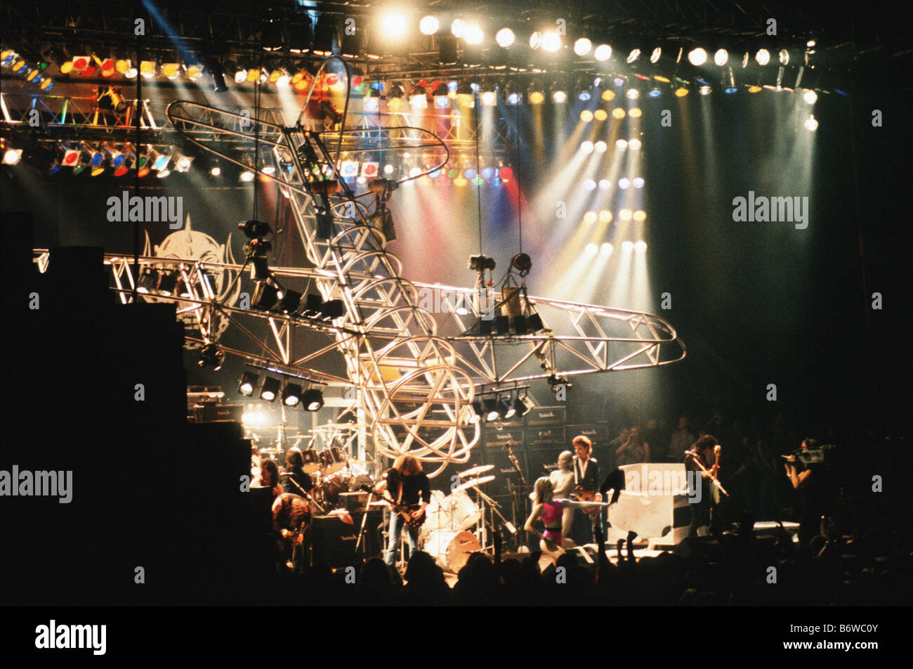 Heavy-Metal-Gruppe Motörhead auf der Bühne bei ihren zehnten Geburtstag Konzert 1985 Vorführung der berühmten Bomber Beleuchtung rig Stockfoto