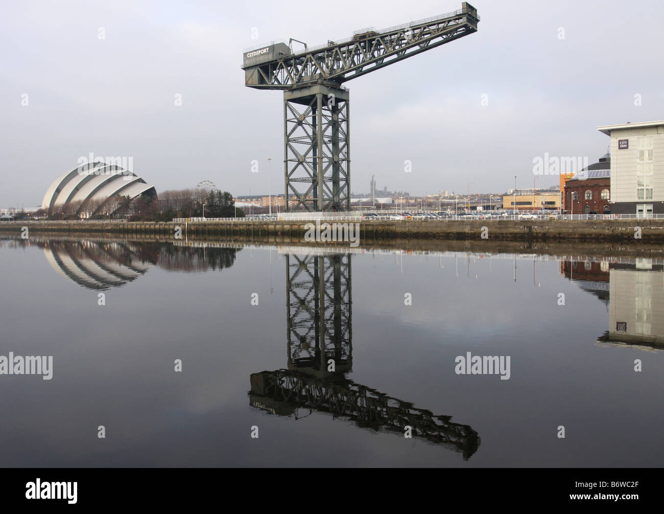 Die finnieston Kran und Clyde Auditorium in Fluss Clyde Glasgow Schottland Dezember 2008 reflektiert Stockfoto