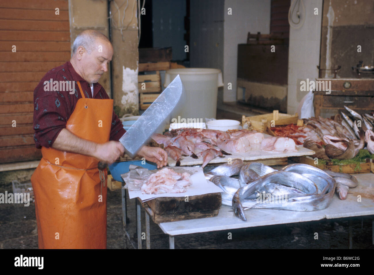 Schneiden von Fisch bei La Vucciria Markt Fisch Stände am Piazza Caracciolo in Palermo Sizilien Italien Stockfoto