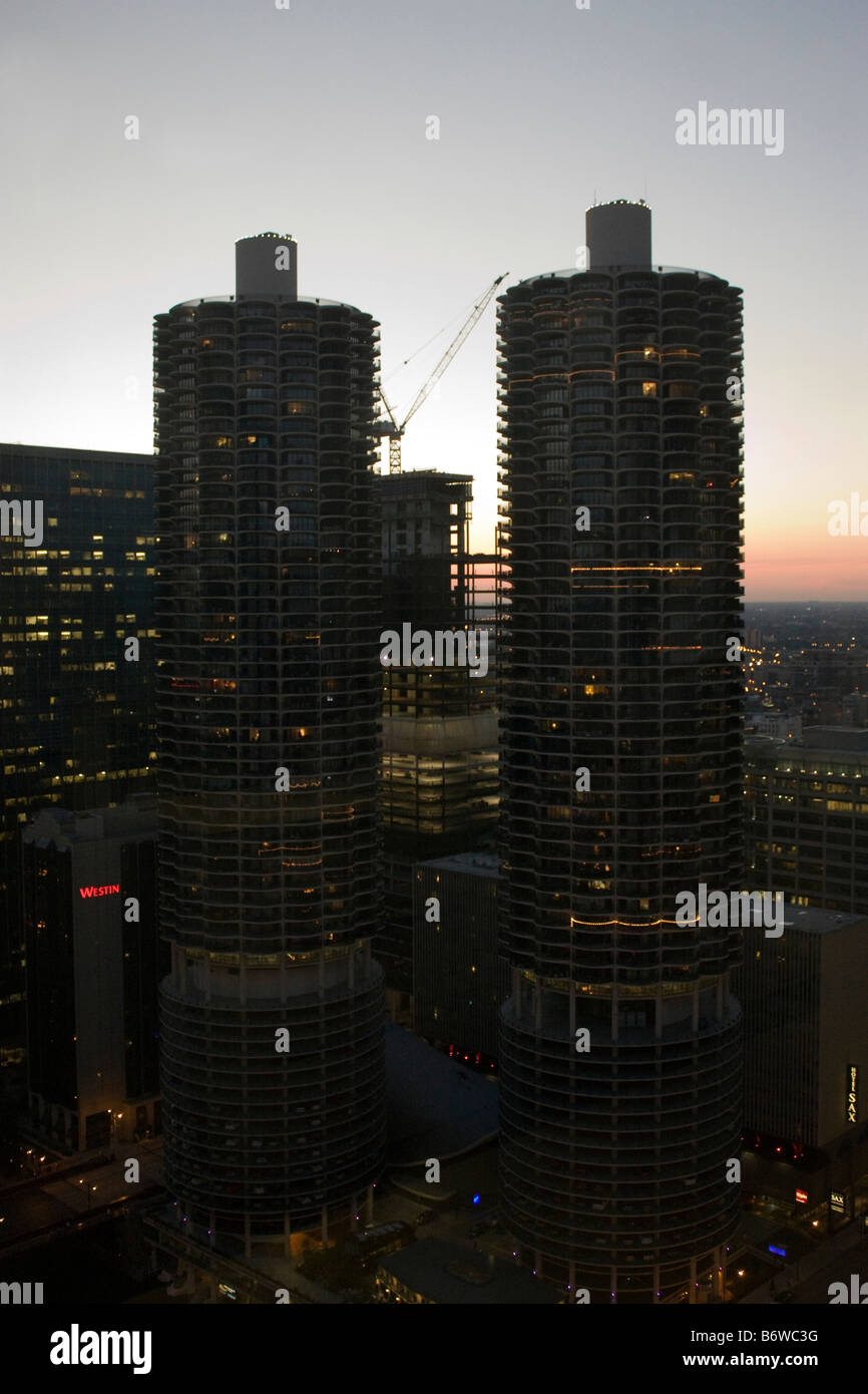 Marina City Towers in Chicago gesehen von einer erhöhten Position in der Abenddämmerung Stockfoto