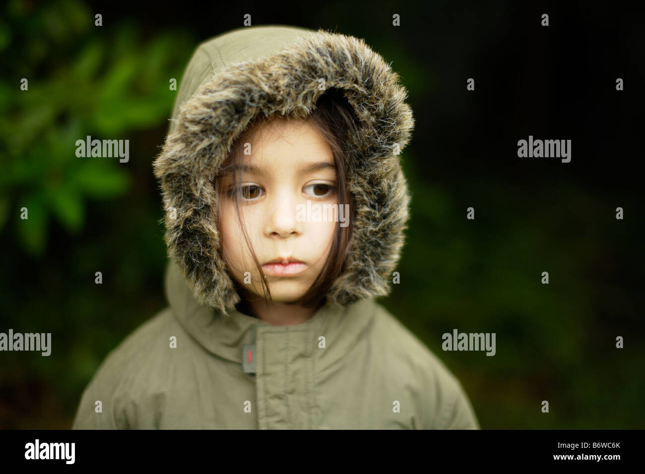 Kind trägt Parka Mantel mit Kapuze Mädchen im Alter von fünf Jahren mit Reißverschluss Stockfoto