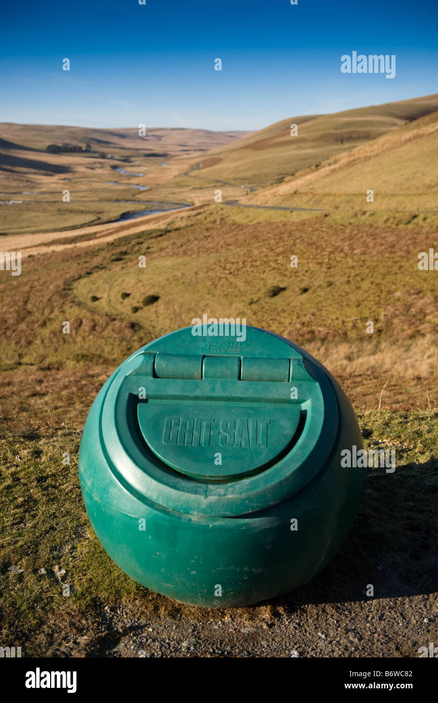 Grüne am Straßenrand Grit und Salzbehälter in den oberen Elan Tal Powys Mitte wales Stockfoto