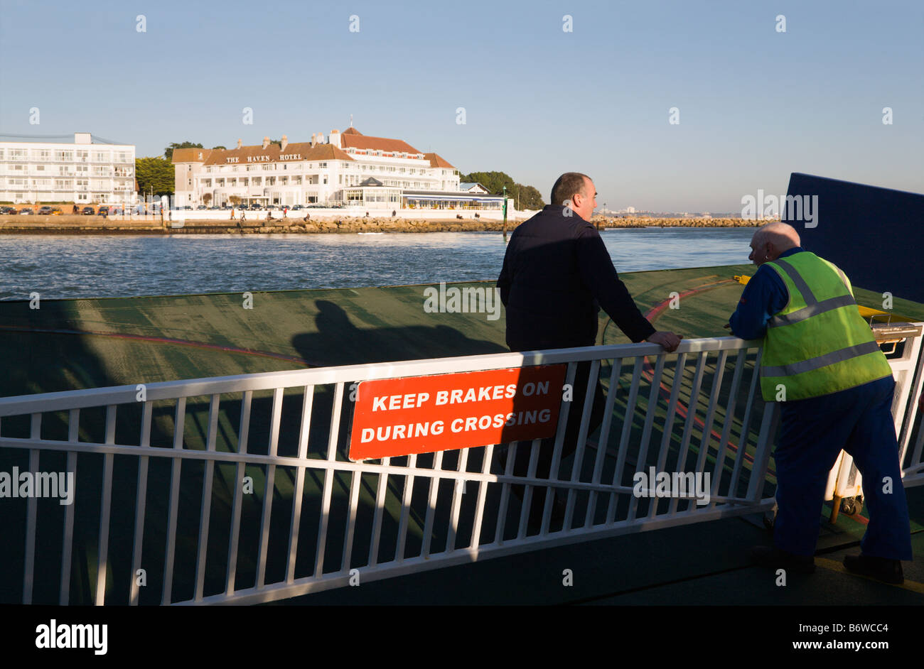 Ein Blick über den Poole Harbour Haven Hotel, Sadbanks, vom Ende der Kette-Link-Fähre. Dorset. Fähre Arbeitnehmer sprechen. Stockfoto