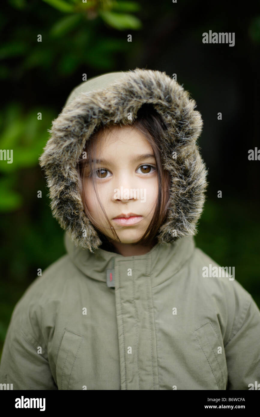 Kind trägt Parka Mantel mit Kapuze Mädchen im Alter von fünf Jahren mit Reißverschluss Stockfoto