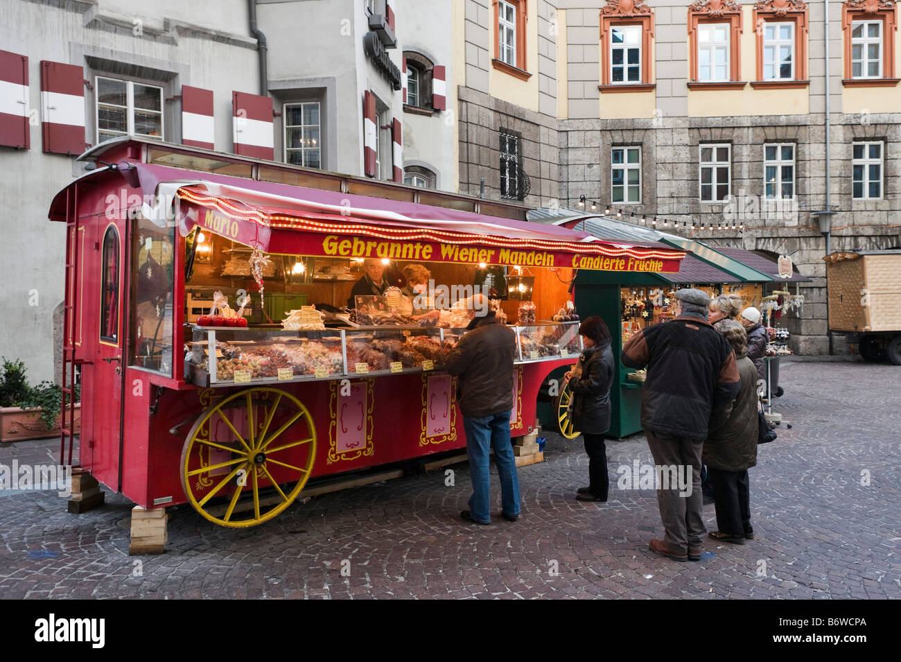 Stall verkaufende Süßigkeiten auf dem Weihnachtsmarkt in der Altstadt (Altstadt), Innsbruck, Tirol, Österreich Stockfoto