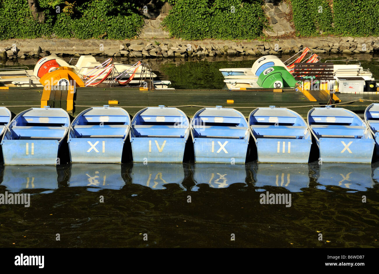 Ruderboote auf Moldau nummeriert mit römischen Ziffern Prag Stockfoto