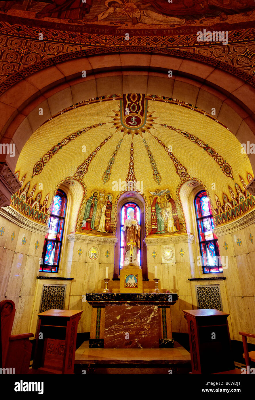 Ein Schrein für Saint Anne im Inneren der Kathedrale am Ste Ane de Beaupre in Quebec Stockfoto