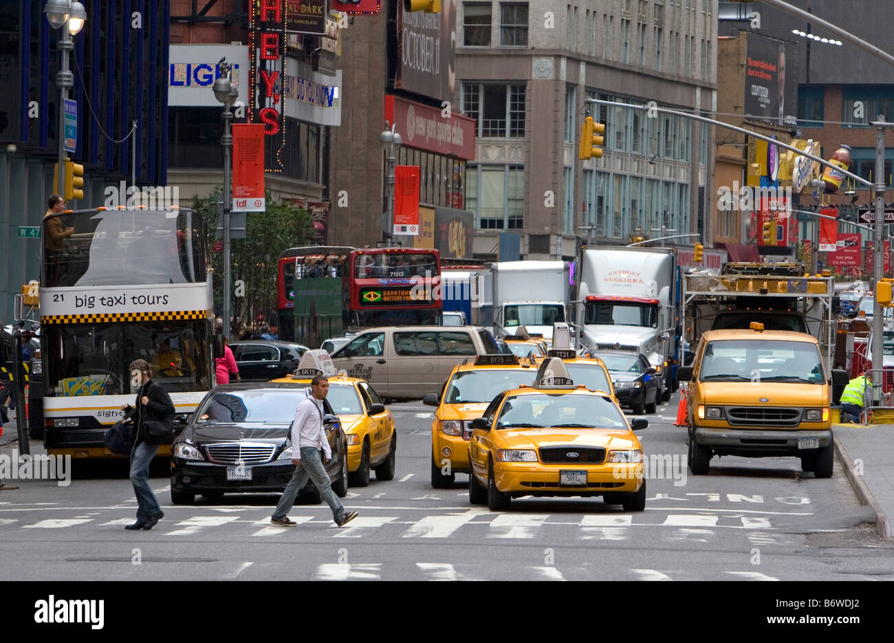Fußgängern und Verkehr in Times Square Manhattan New York City New York USA Stockfoto