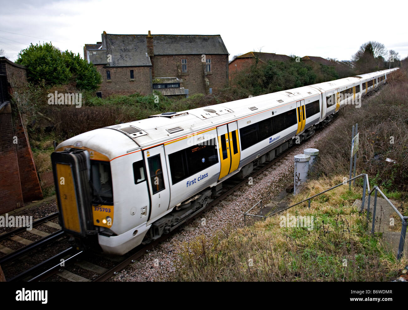 Elektrische mehrfache trainieren bei fünf Eiche grün, Kent, UK Stockfoto