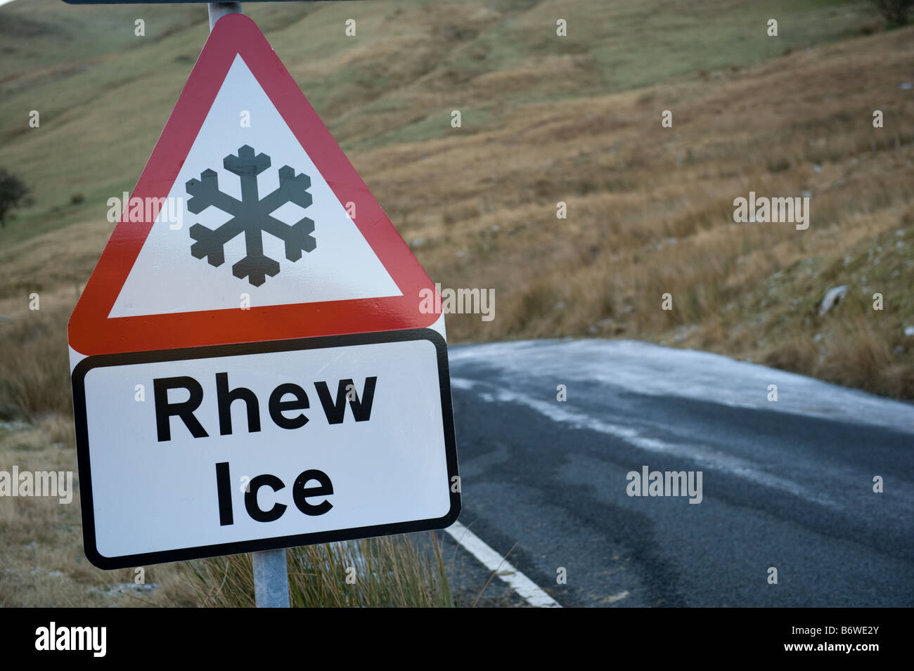 Zweisprachige walisische englischen Schild Warnung vor Eis auf der Straße Cwm Ystwyth Mitte Wales Stockfoto