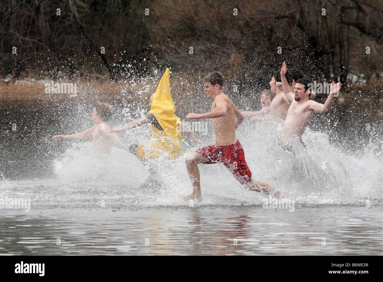 Teilnehmer in der jährlichen Neujahr s Tag Eisbären schwimmen Victoria British Columbia Kanada Stockfoto