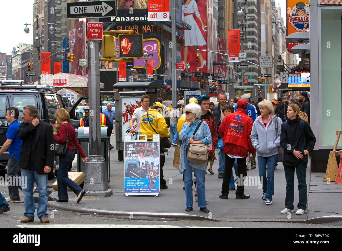 Fußgänger in Times Square Manhattan New York City New York USA Stockfoto