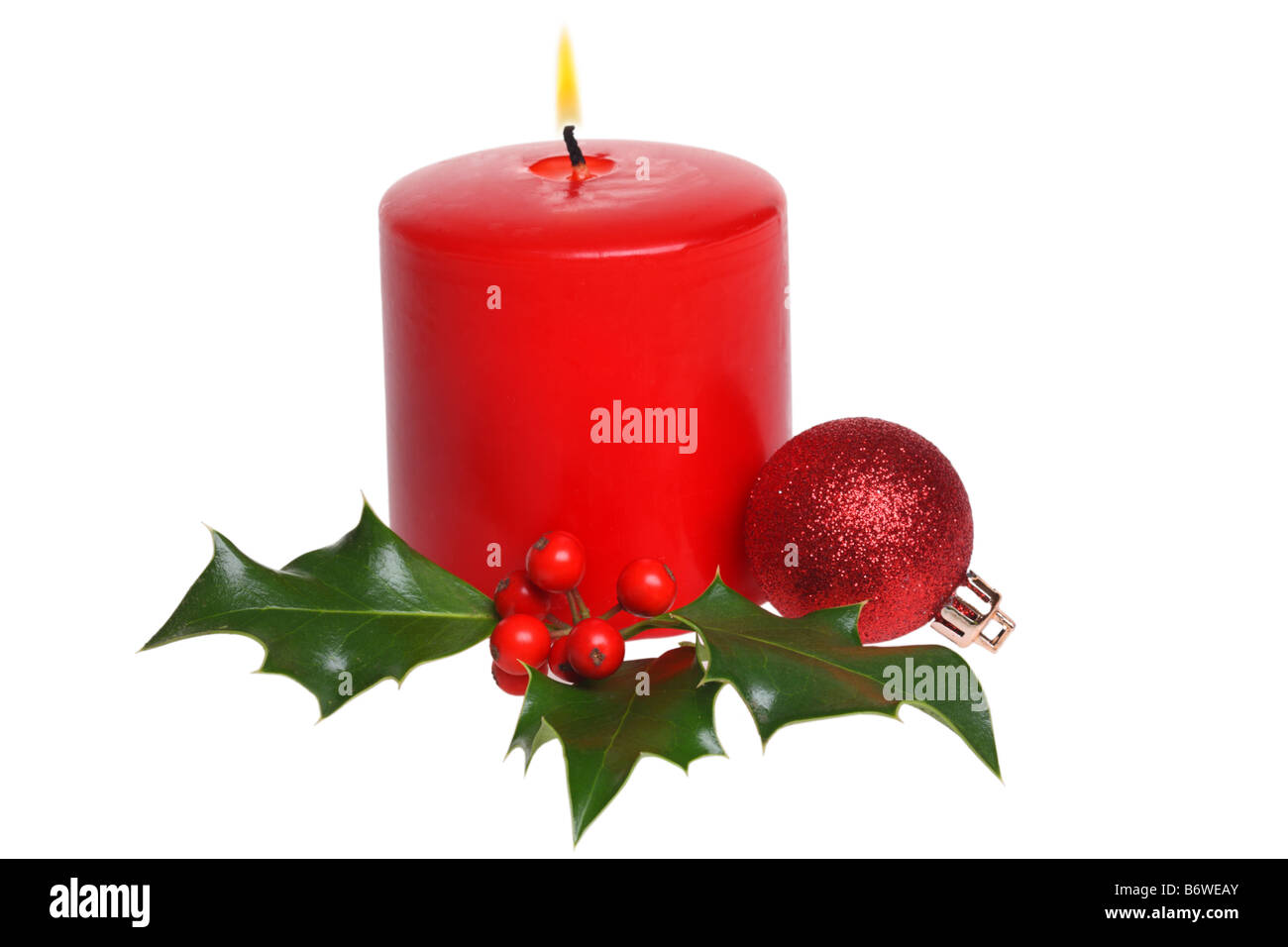Weihnachtskerze mit Holly und Ornament Ausschneiden isoliert auf weißem Hintergrund Stockfoto