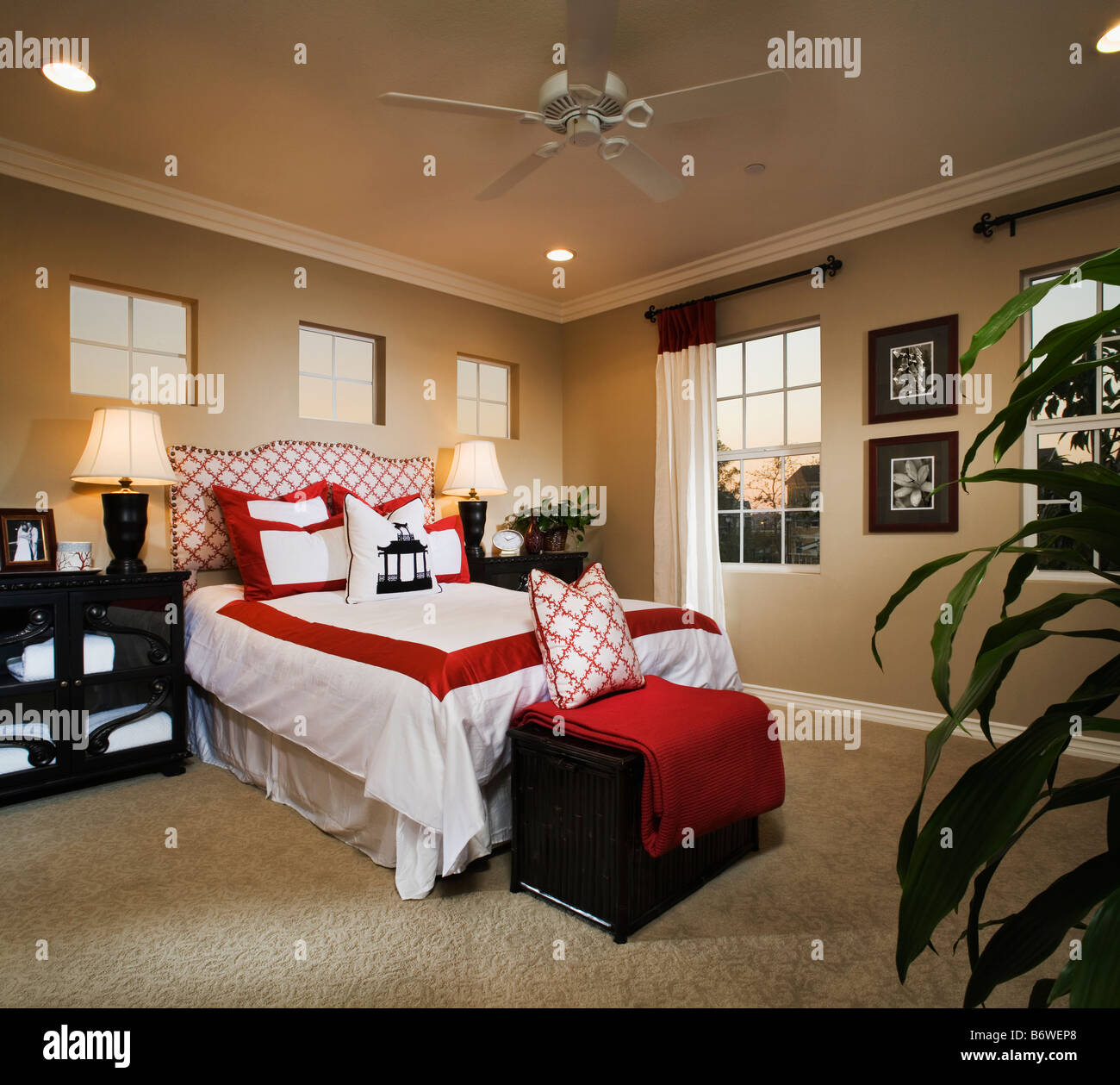 Zeitgenössische Schlafzimmer mit roten und weißen Akzenten Stockfoto