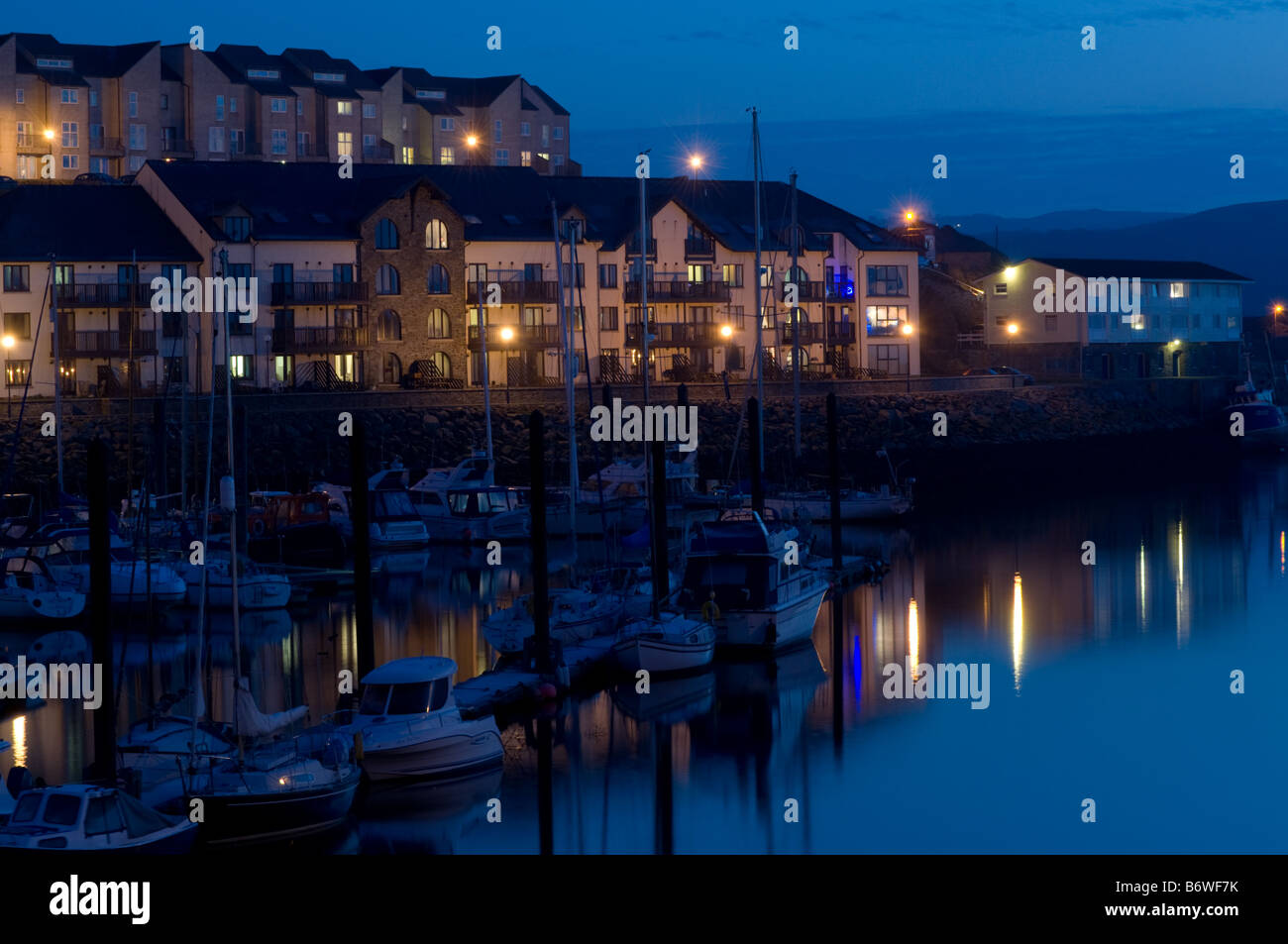 Am Ufer Wohnungen und Appartements in der Abenddämmerung Aberystwyth Marina West Wales UK Stockfoto