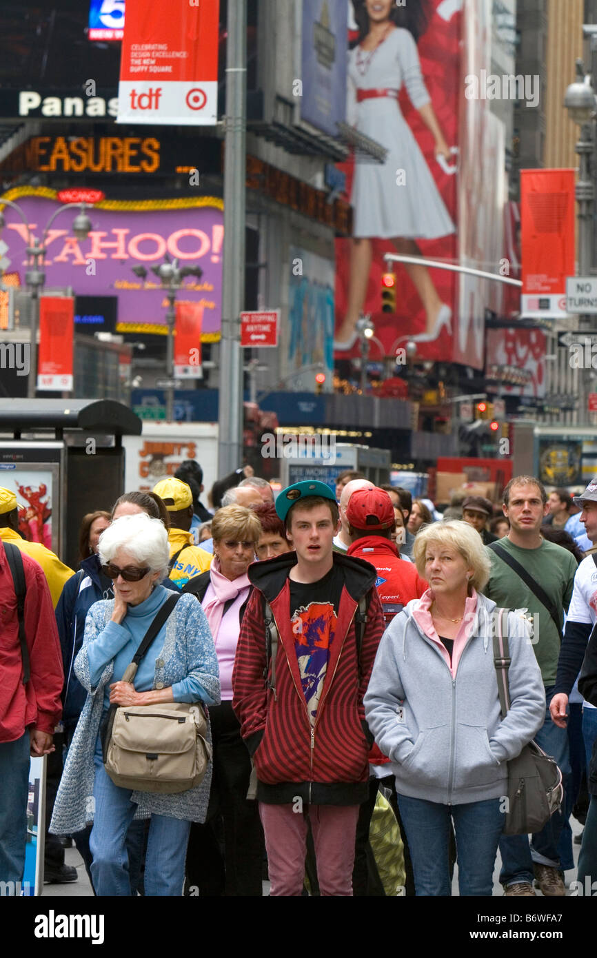 Fußgänger in Times Square Manhattan New York City New York USA Stockfoto