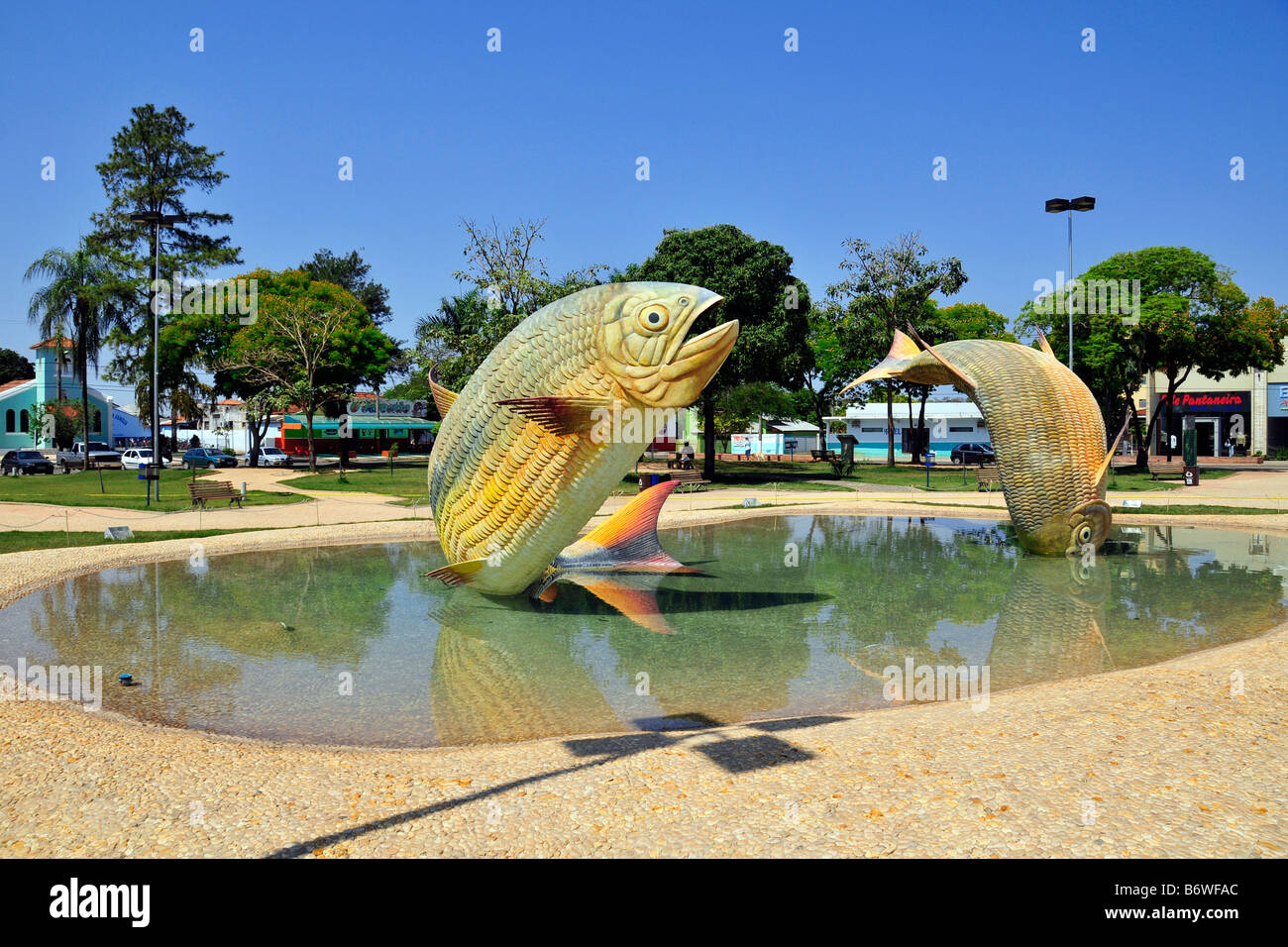Brunnen mit Statue der Salmler oder Piraputanga Brycon Hilarii auf dem zentralen Platz im Bonito Mato Grosso Do Sul Brasilien Stockfoto