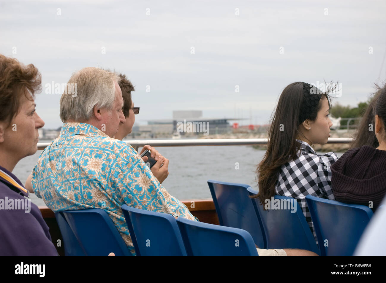 Copenhagen Opera House von einem Kanalboot Stockfoto