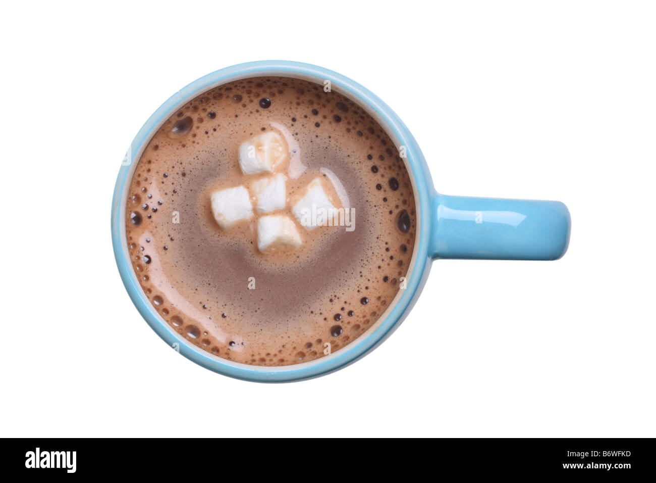 Draufsicht auf eine Tasse heißen Kakao mit Marshmallows isoliert auf weißem Hintergrund ausschneiden Stockfoto