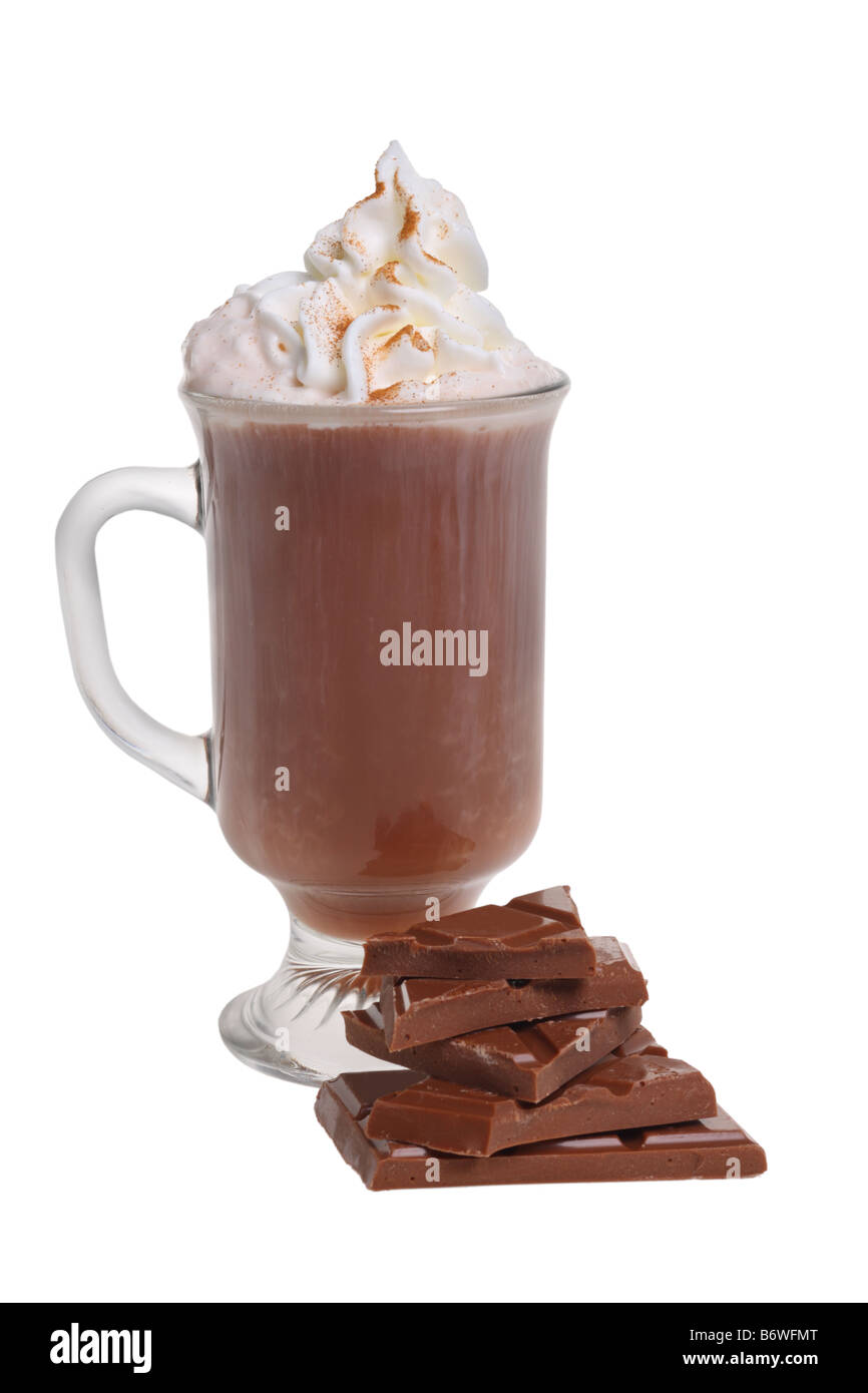 Tasse heißen Kakao mit Schlagsahne und Schokolade schneiden Sie isoliert auf weißem Hintergrund Stockfoto